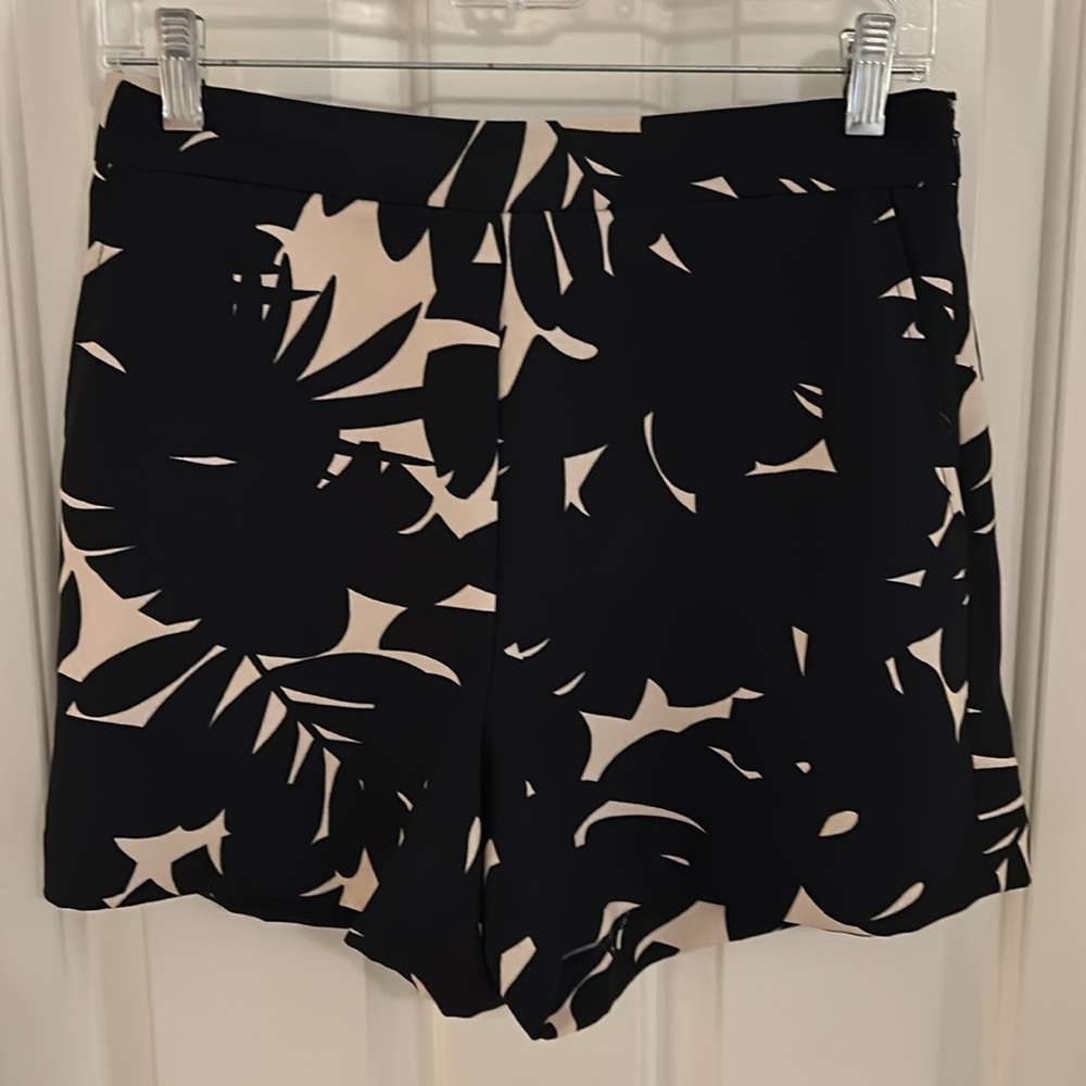 Ann Taylor side zip shorts size 2 (beige and black)